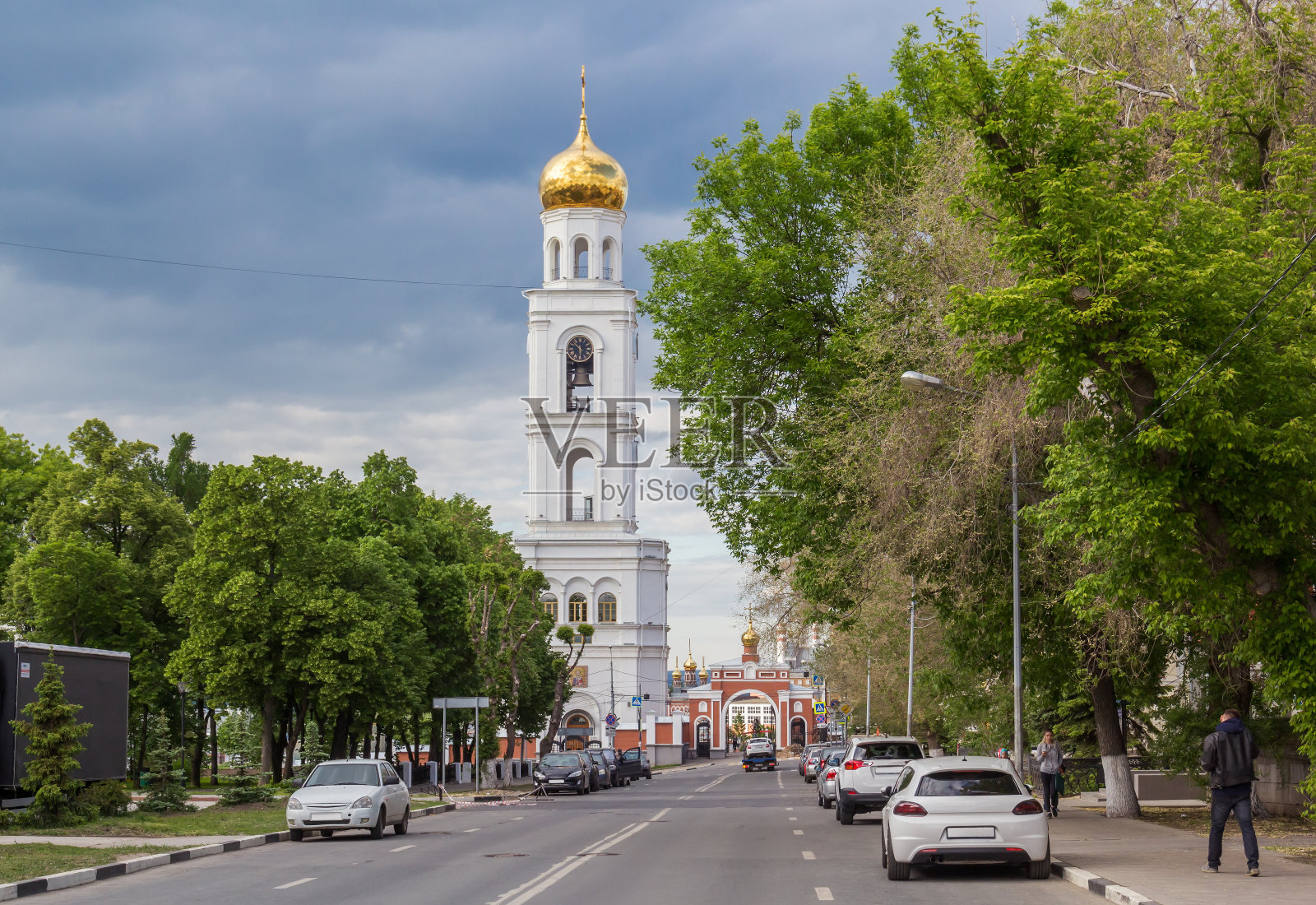 萨马拉伊沃斯基修道院的钟楼和通往修道院的道路照片摄影图片