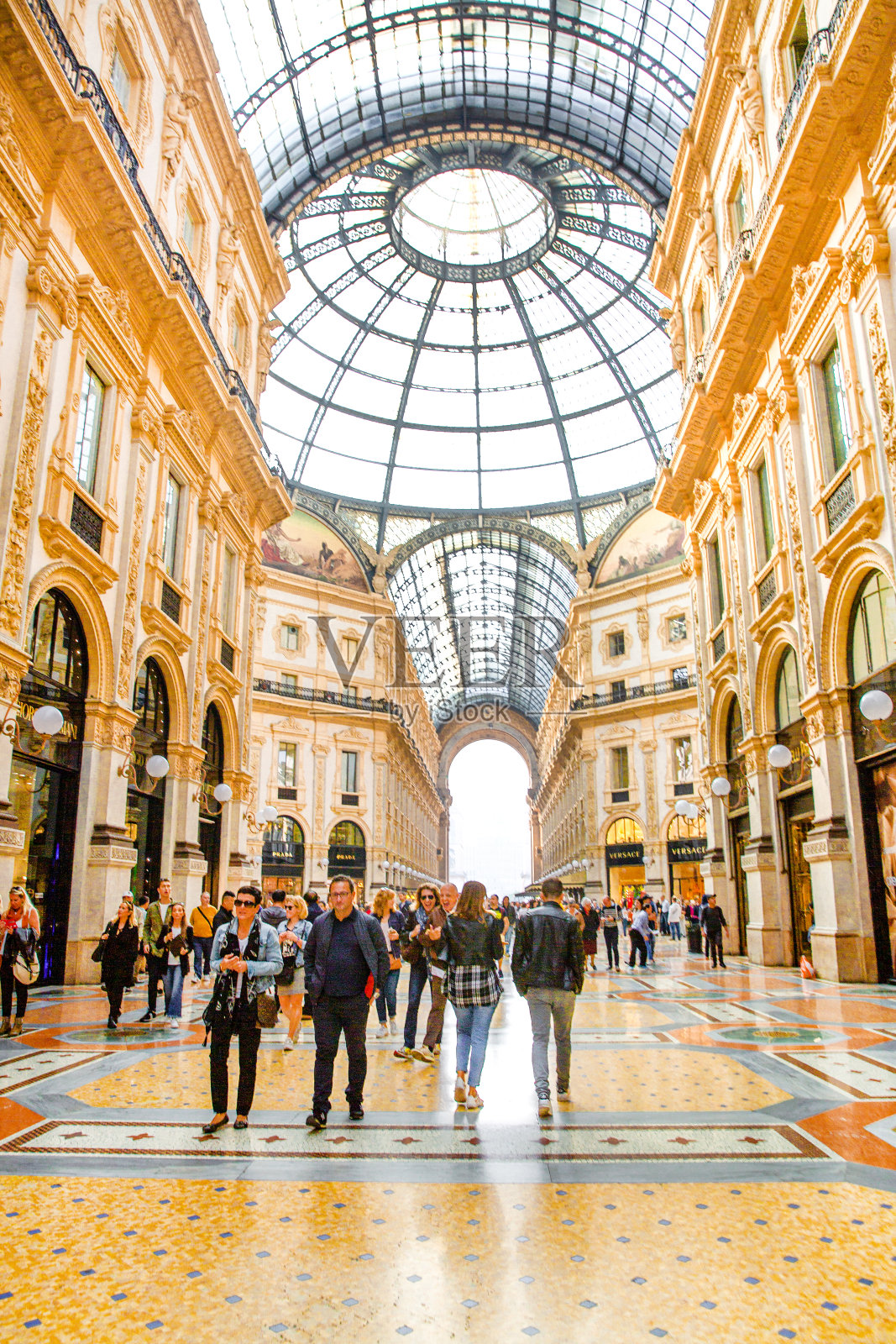 埃马努埃莱二世商场是意大利米兰最著名的购物中心。照片摄影图片