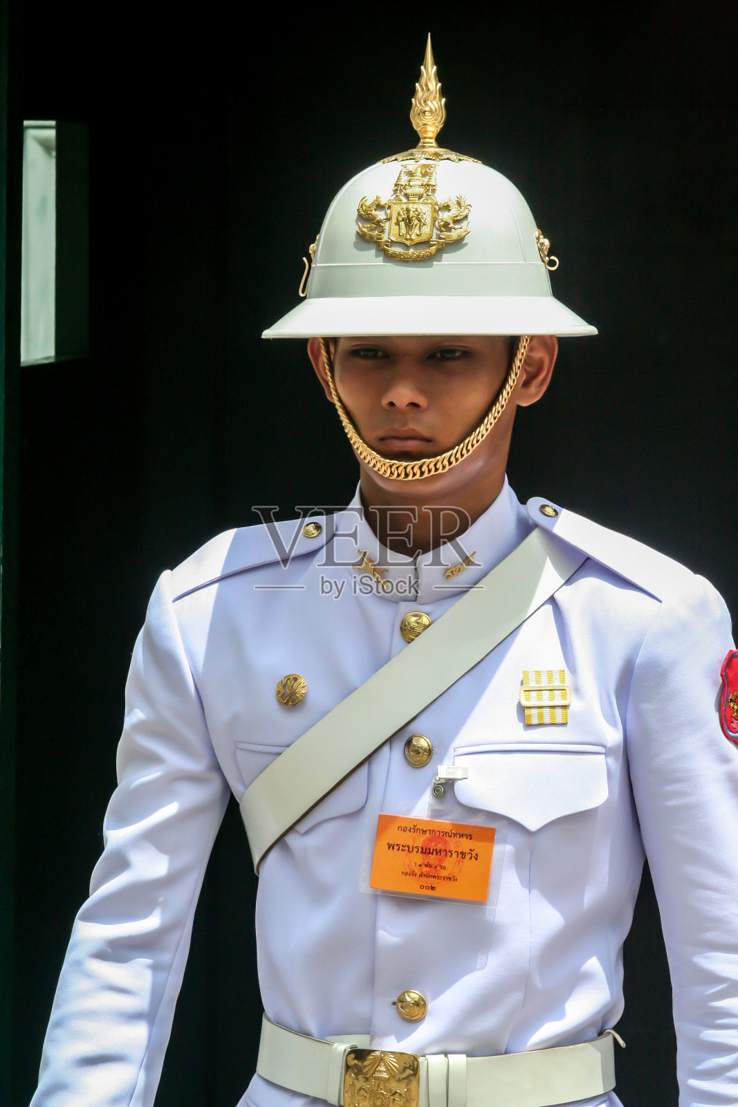曼谷的风景。节日的白衣服的警卫靠近。照片摄影图片