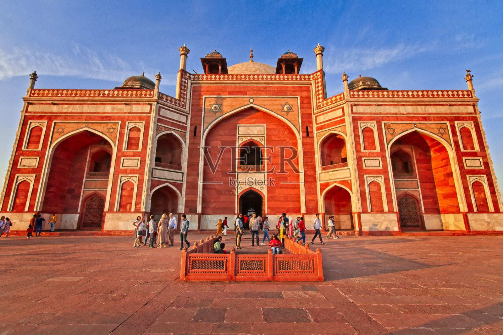 胡马雍陵墓是莫卧儿帝王胡马雍的陵墓，也是印度的第一个花园陵墓，它启发了泰姬陵的建造。新德里,印度照片摄影图片