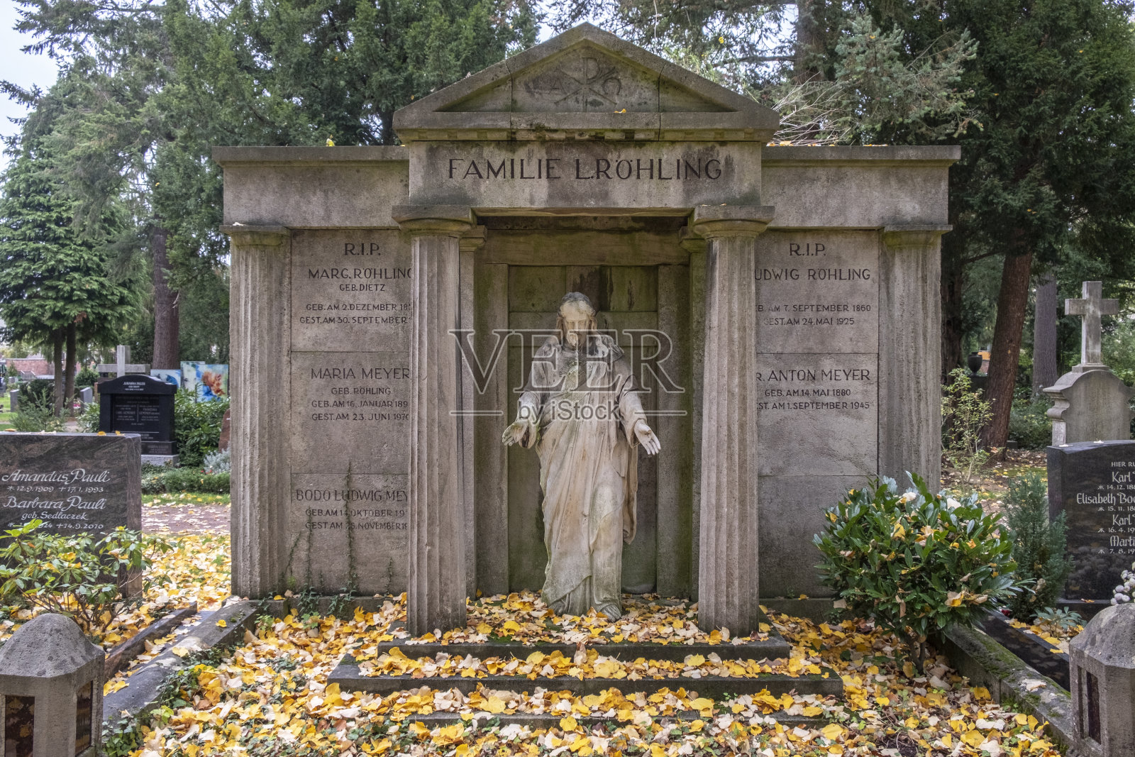 位于德国法兰克福南部公墓的一个古老的法兰克福家族墓地。照片摄影图片