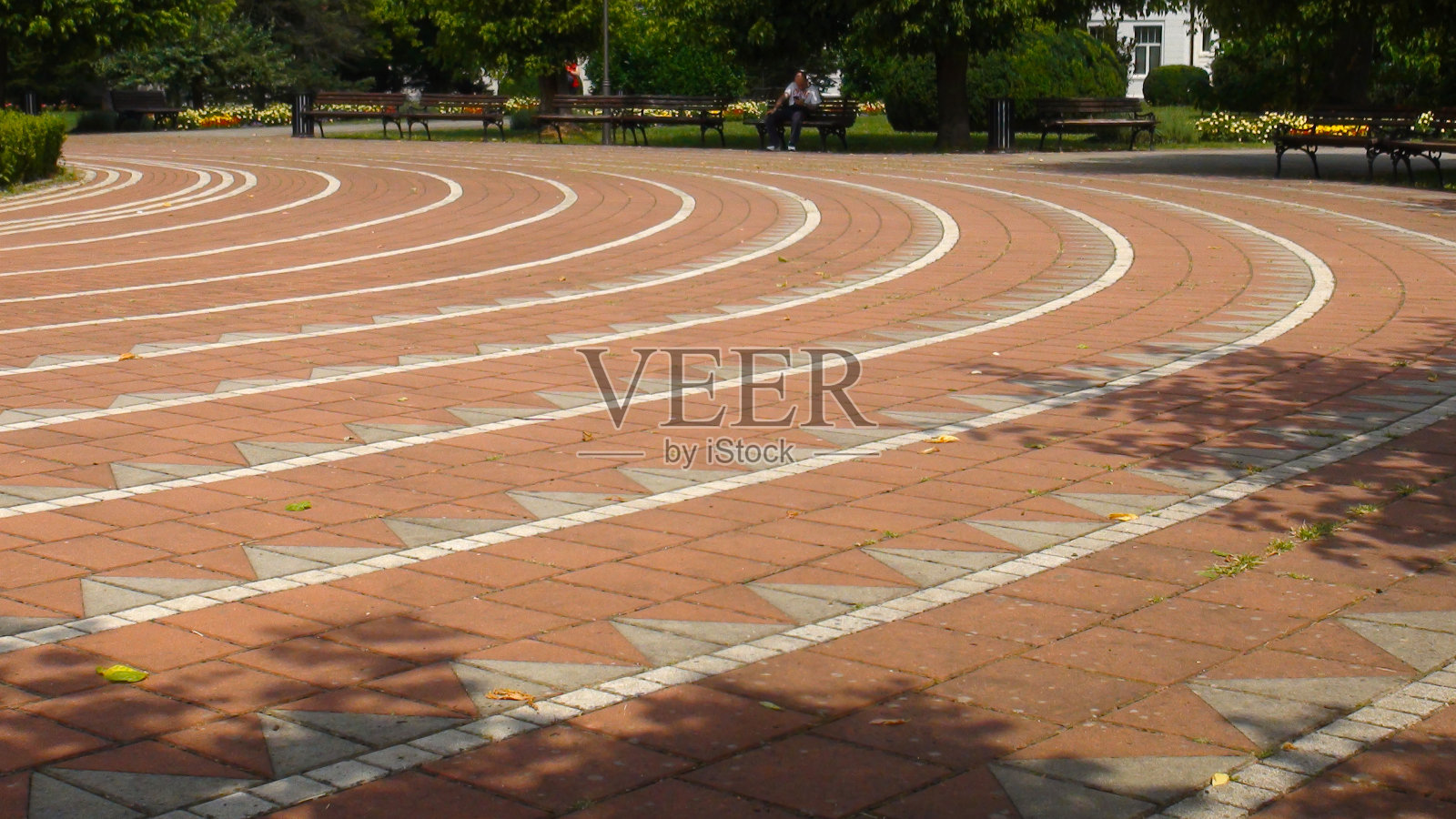 喷泉附近的公园里的巴尼亚·科维利亚卡沥青多边形，背景中有人们照片摄影图片