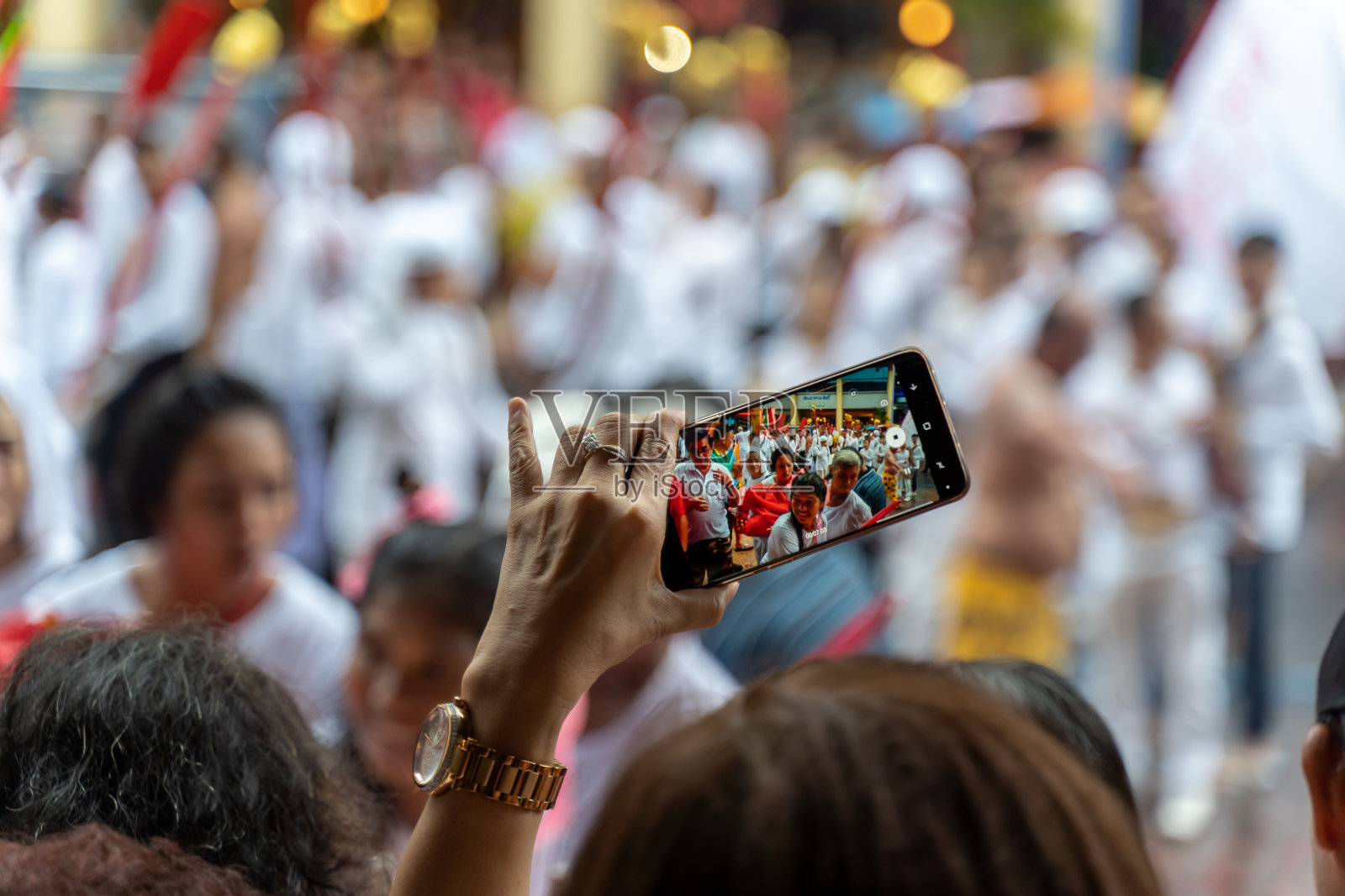 Hatyai素食节上，很多人用手机拍照。照片摄影图片