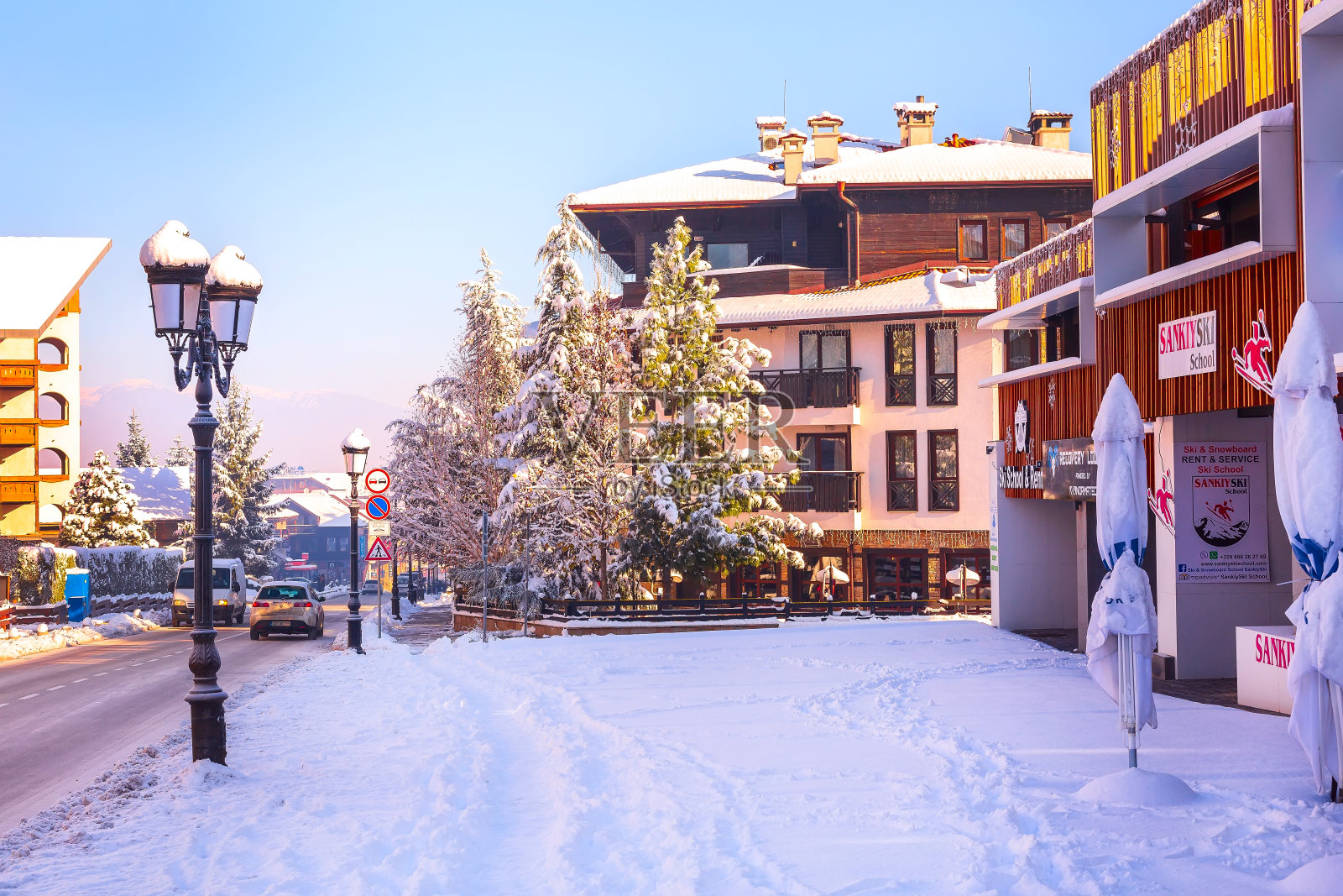 保加利亚班斯科的街景和山峰照片摄影图片