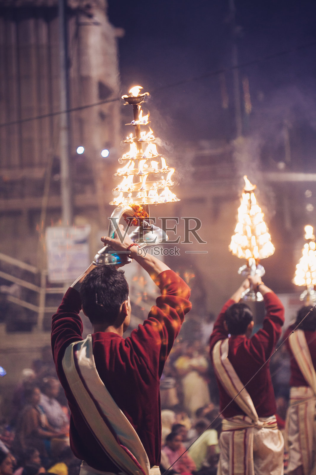 一位印度教祭司在瓦拉纳西举行恒河阿尔蒂仪式照片摄影图片