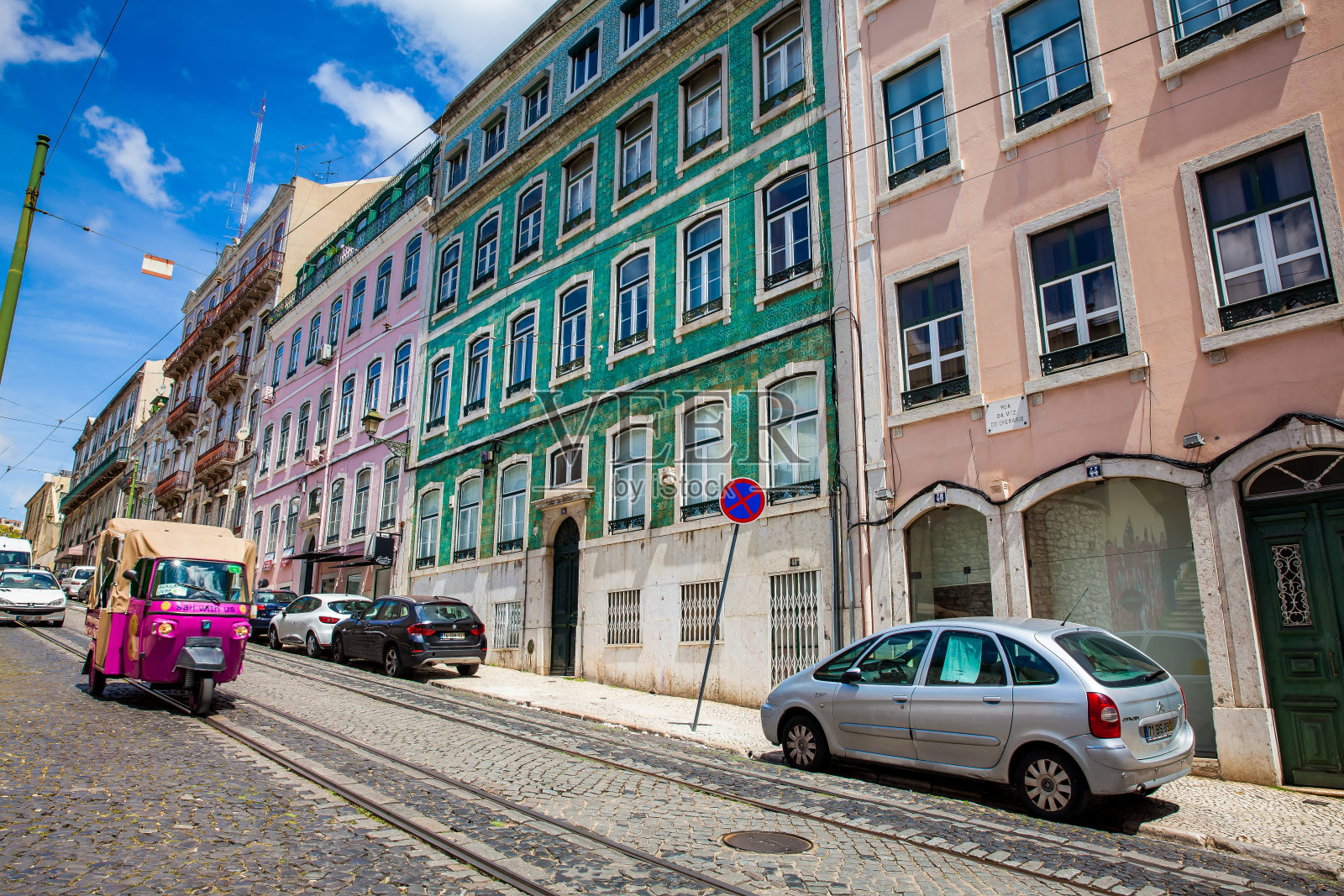 葡萄牙里斯本市的传统建筑立面上覆盖着被称为azulejos的瓷砖照片摄影图片