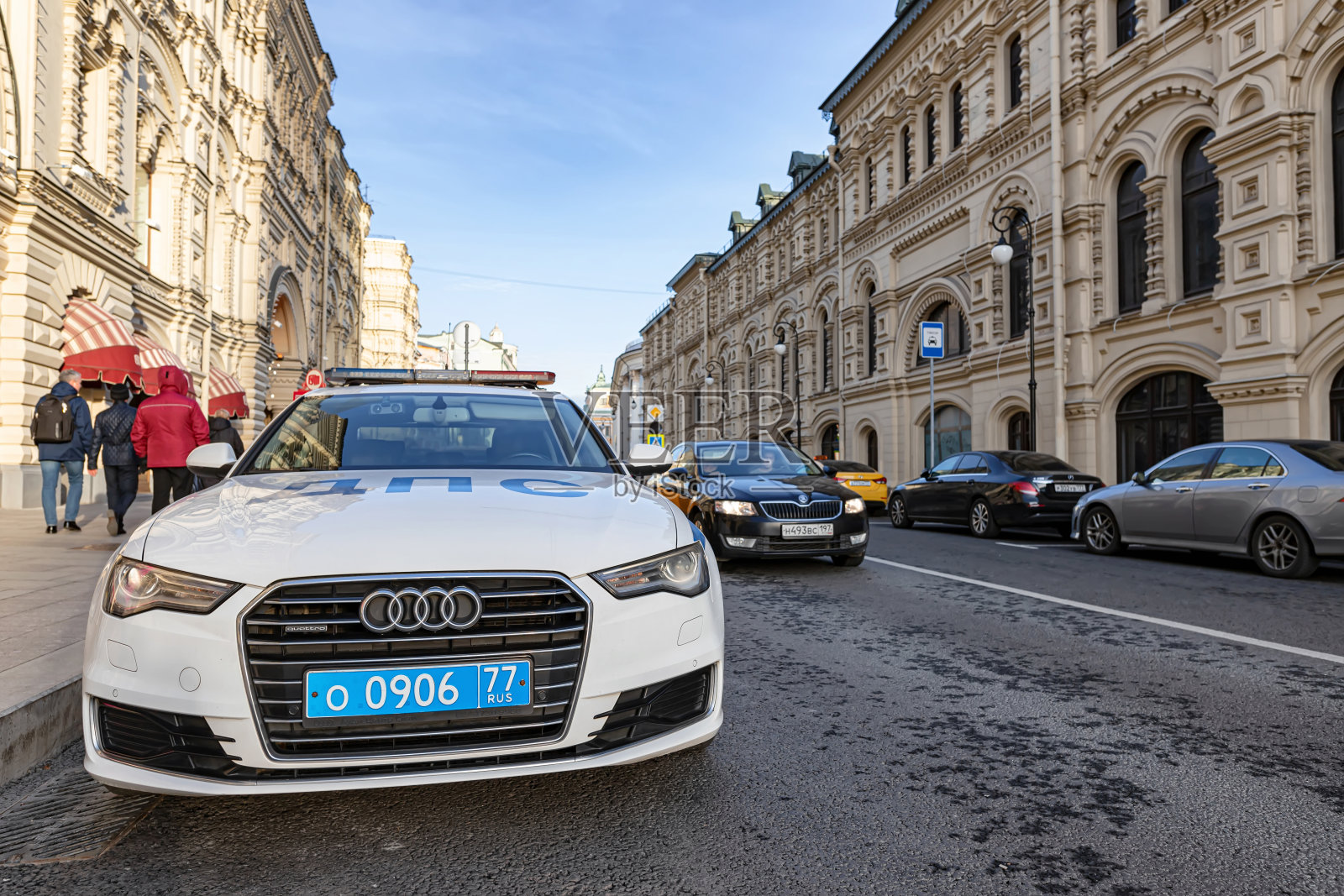 停在狭窄街道上的奥迪警车照片摄影图片