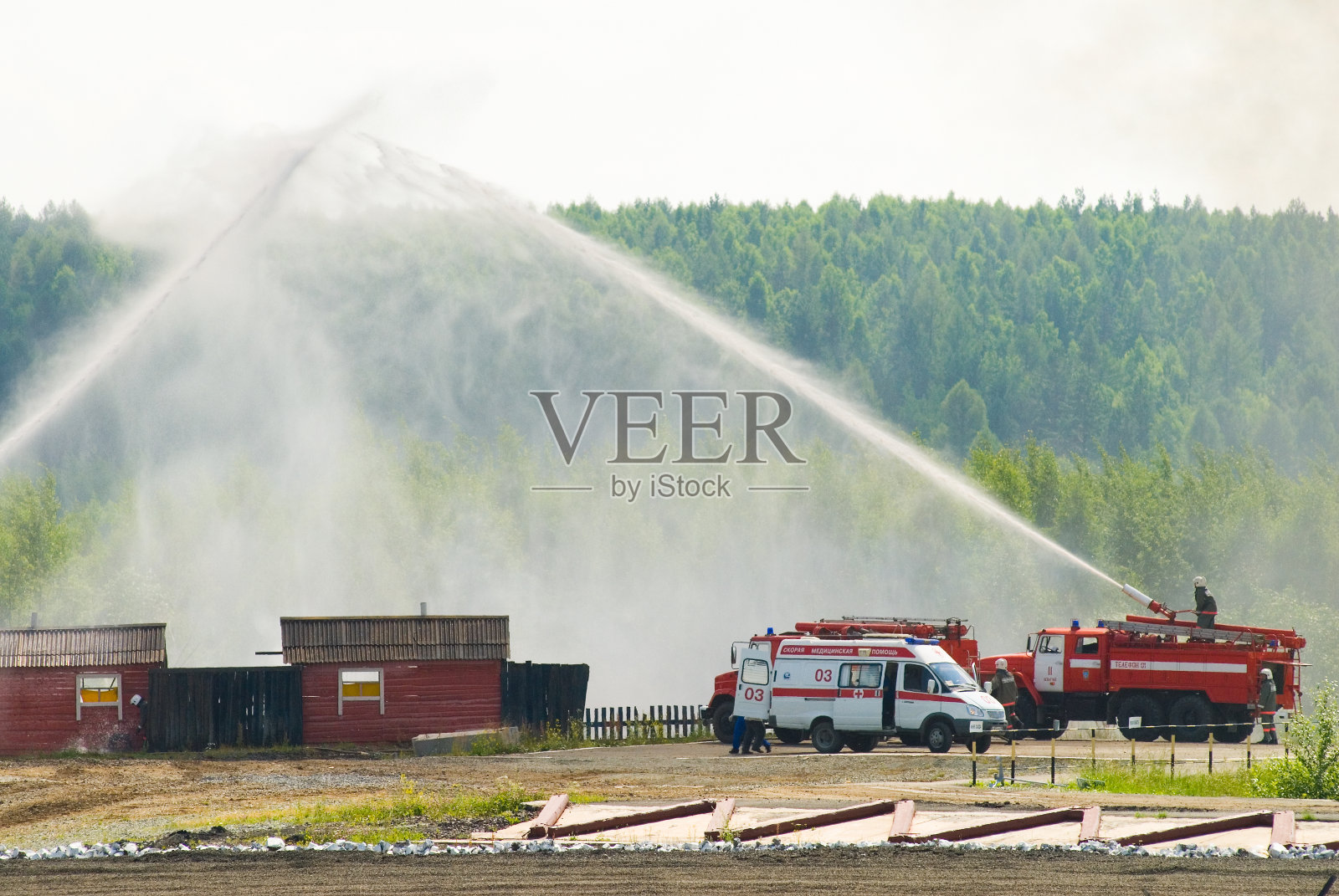 消防队员和救援服务人员在工作照片摄影图片