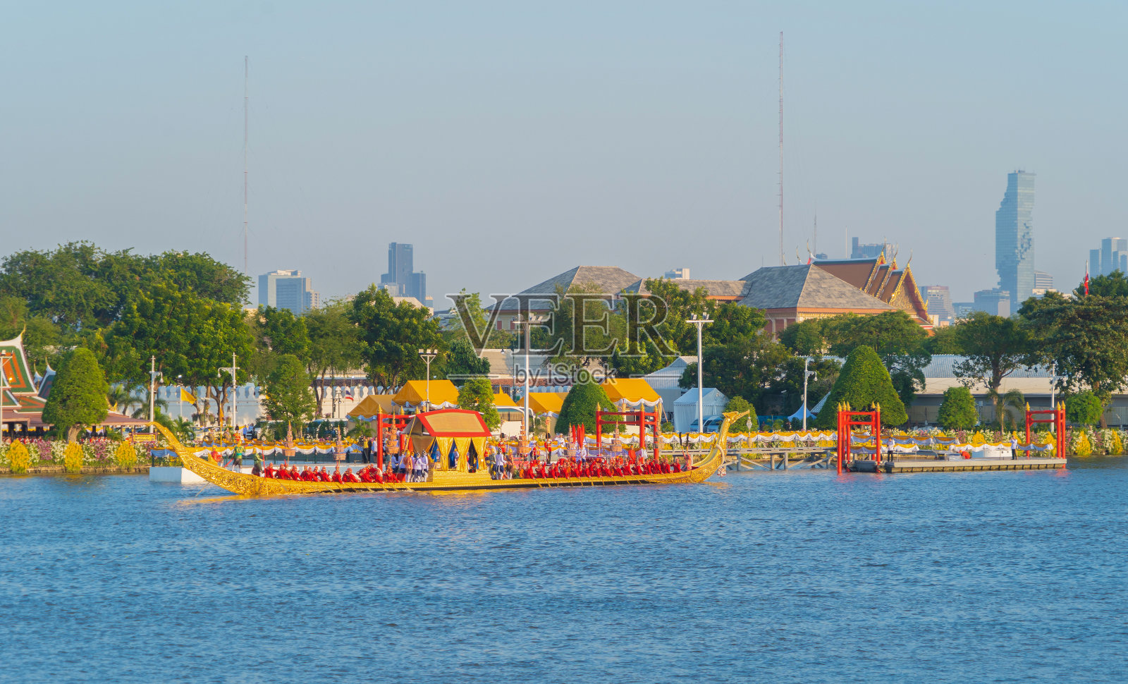 泰国曼谷- 2019年12月14日:泰国国王在湄南河上巡游的金色大皇宫。泰国建筑的建筑背景。大的仪式。照片摄影图片