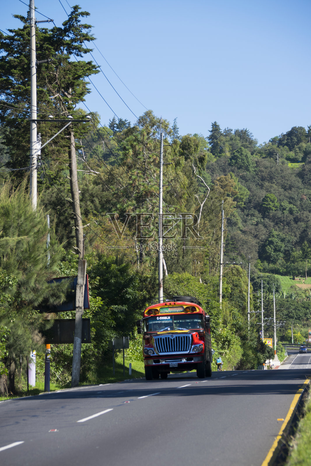 公共交通，道路公共汽车，高速，公共汽车与道路事故的概率高。编辑照片摄影图片