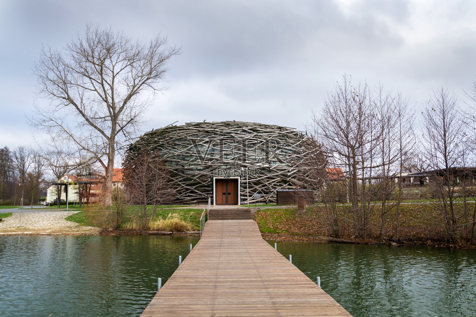 捷克奥尔布拉莫维奇，鹳巢骑马竞技场，上面覆盖着木头，看起来像一个巨大的鸟窝照片摄影图片