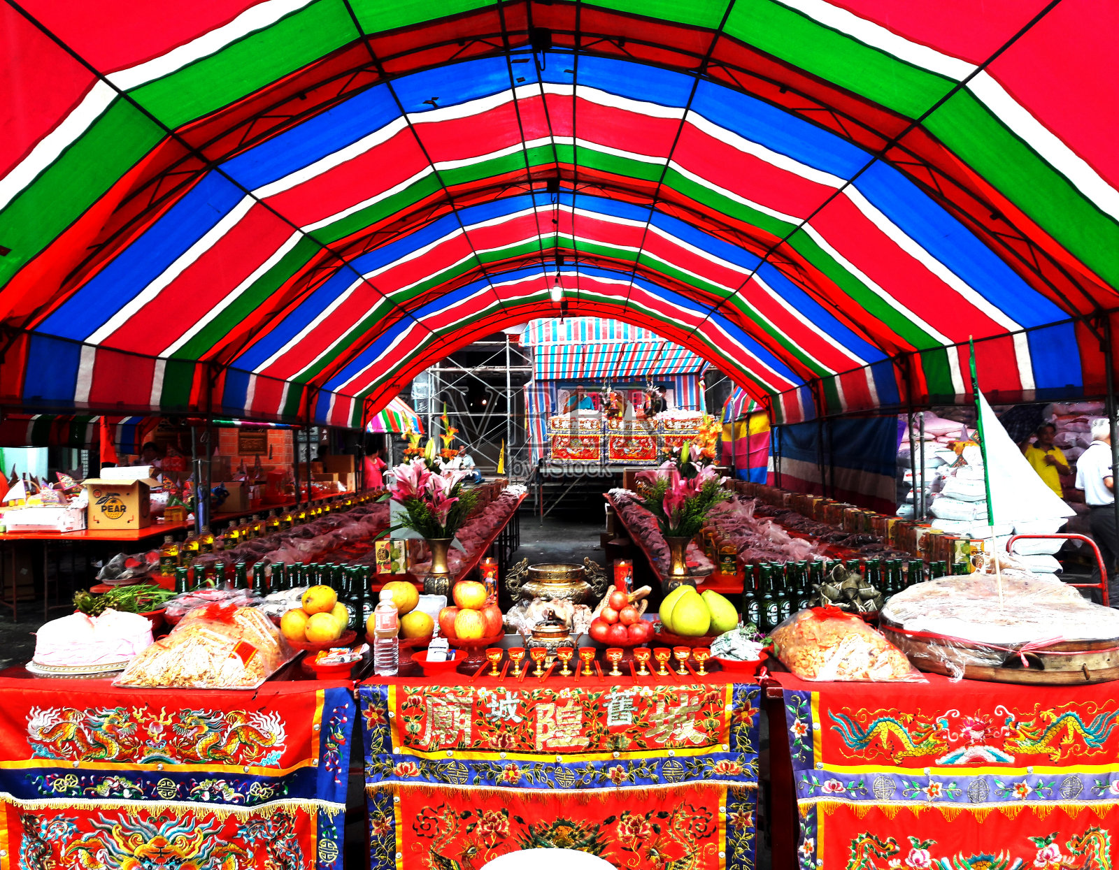 高雄,台湾。2019年8月20日:中国传统宗教活动、中原普渡、中国鬼节、鬼神祭(文字:庆祝中原)照片摄影图片