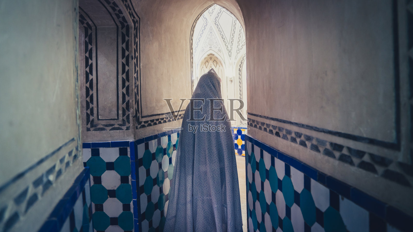 伊朗卡尚苏丹·阿米尔·艾哈迈德·卡塞米浴室内穿着罩袍的伊朗女性照片摄影图片