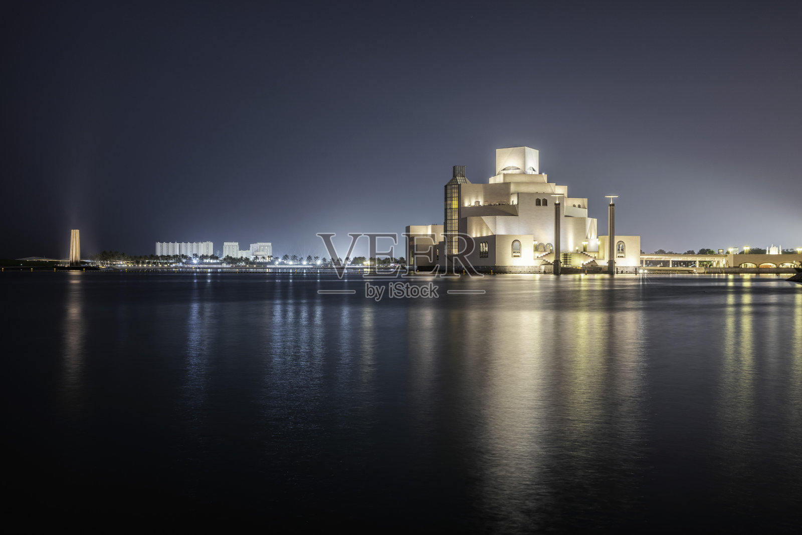 2019年5月11日，在中东卡塔尔多哈，伊斯兰艺术博物馆(MIA)夜景。照片摄影图片