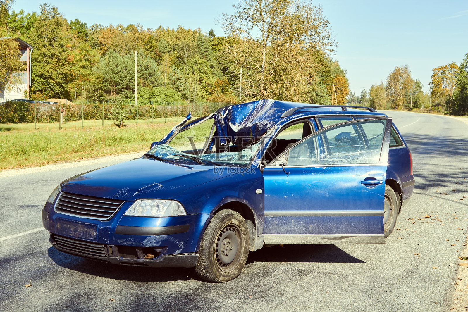 在车祸现场与公共汽车站发生交叉碰撞照片摄影图片