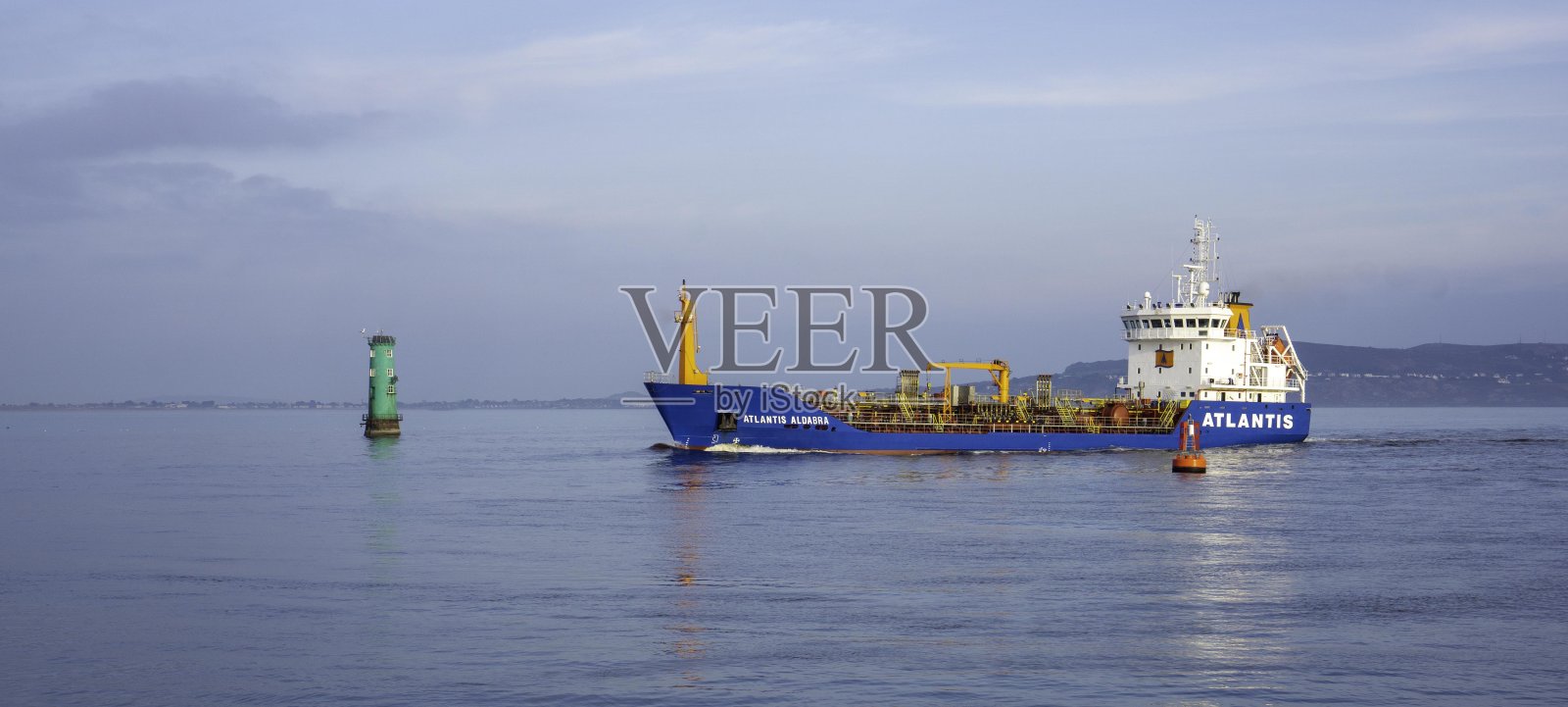 进入爱尔兰都柏林港的亚达伯拉号石油化学品船。照片摄影图片