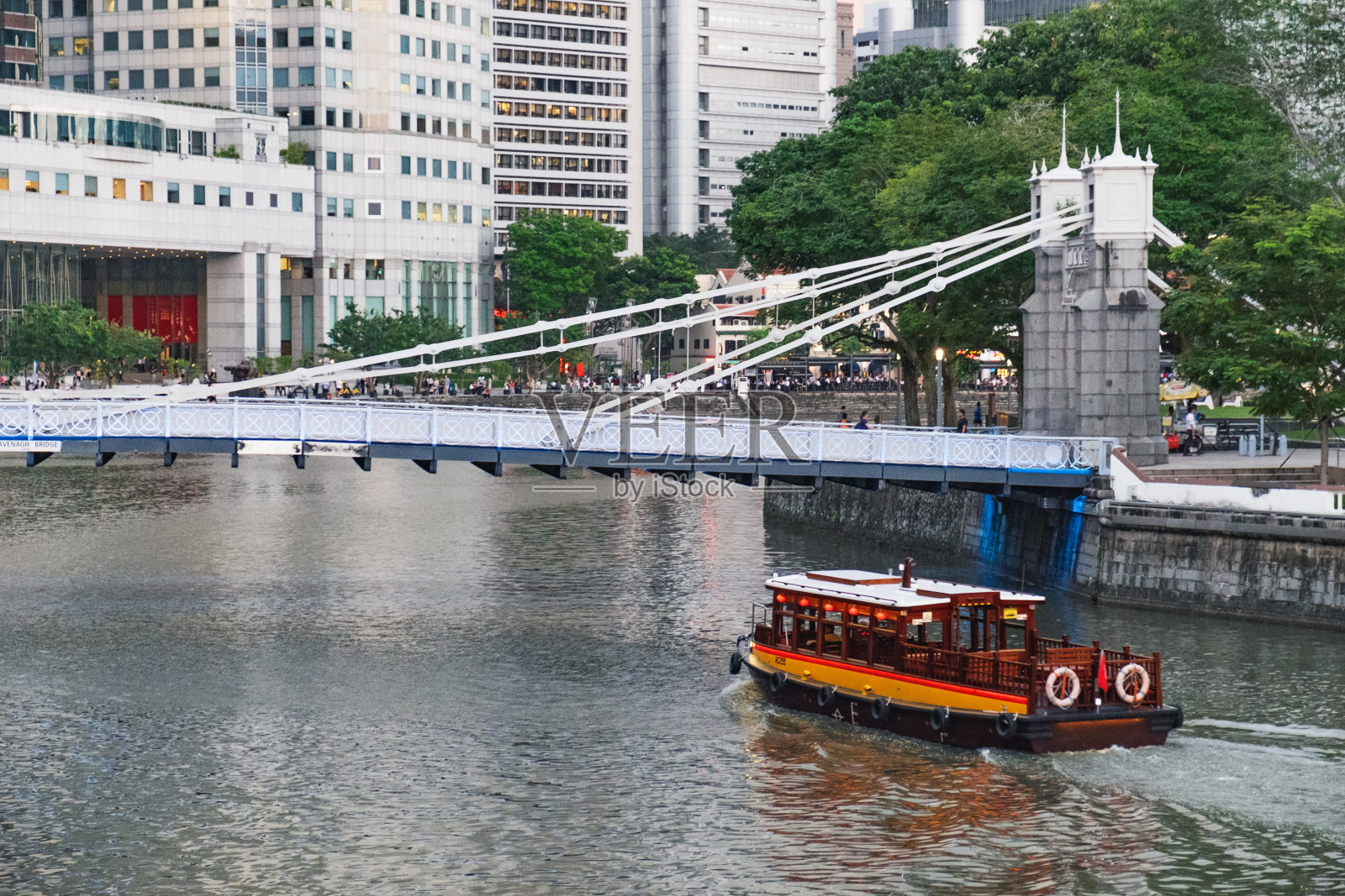 在新加坡河上游船照片摄影图片