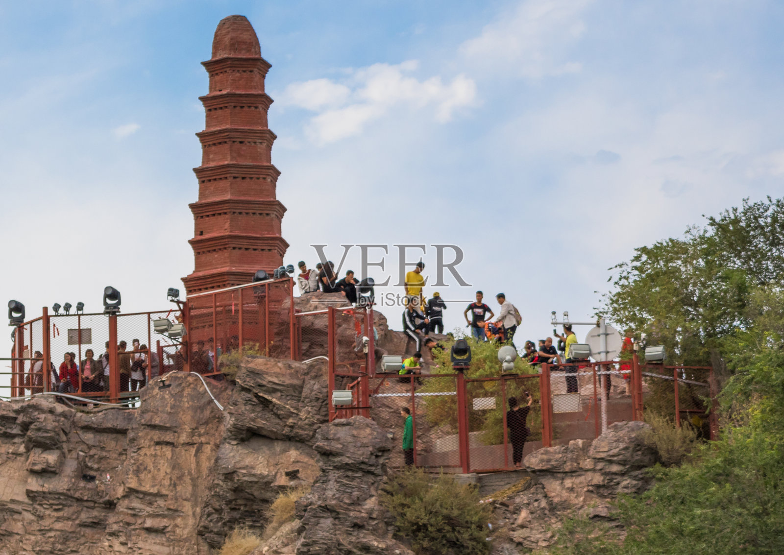 中国乌鲁木齐的红塔照片摄影图片