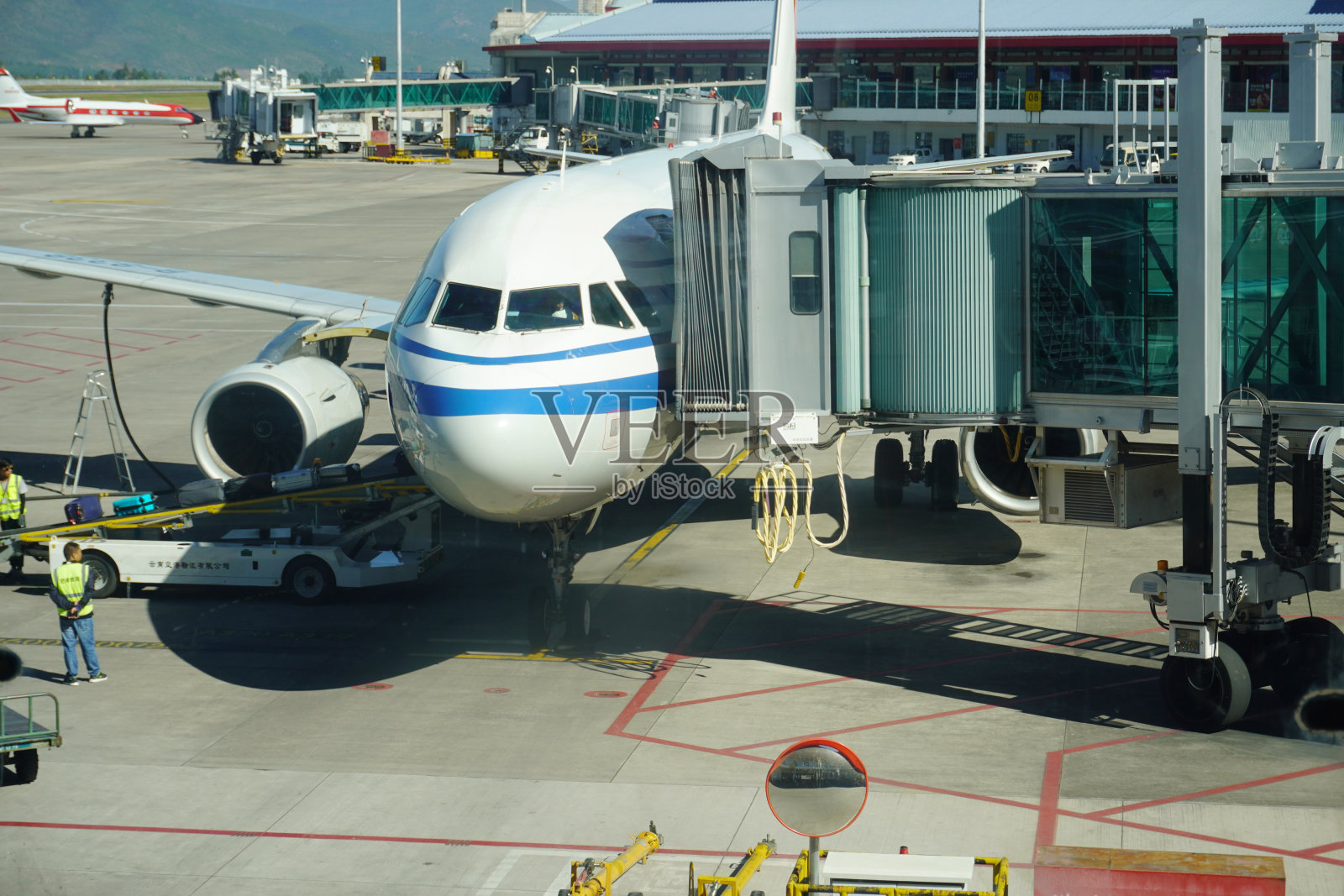 国航飞机在三义航站楼装货。照片摄影图片