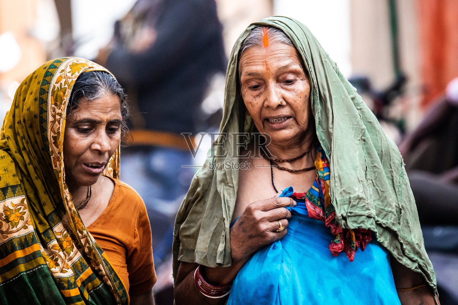 美丽的印度妇女穿着五颜六色的传统服装照片摄影图片