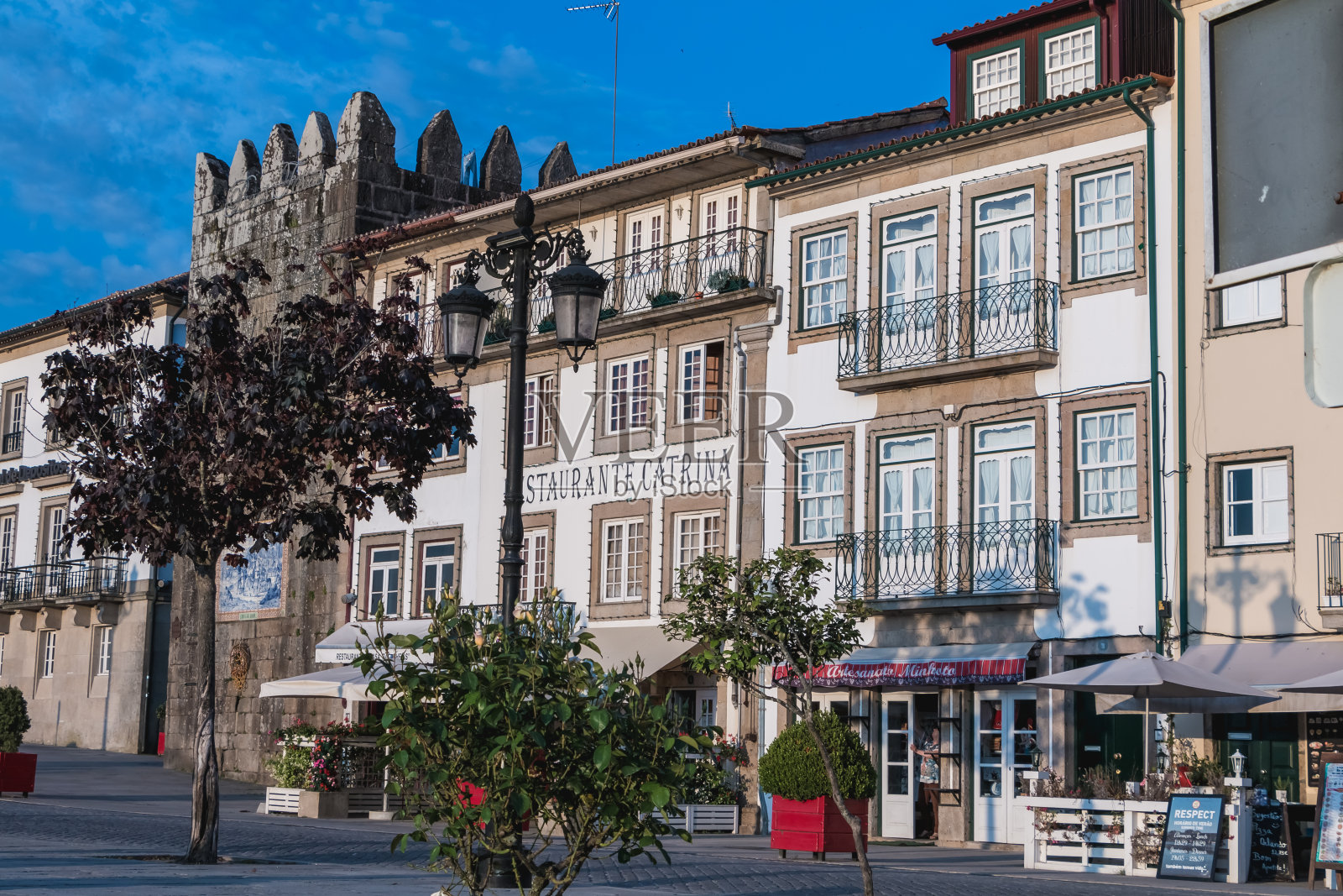 建筑细节和在葡萄牙利马桥步行街上行走的人们照片摄影图片