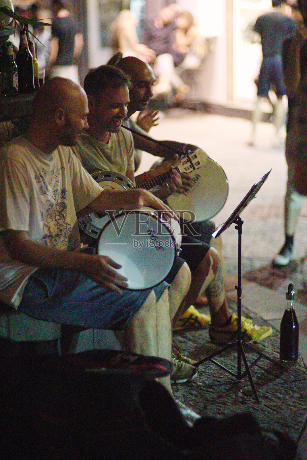 夜晚的那不勒斯大街。意大利。2018年8月照片摄影图片