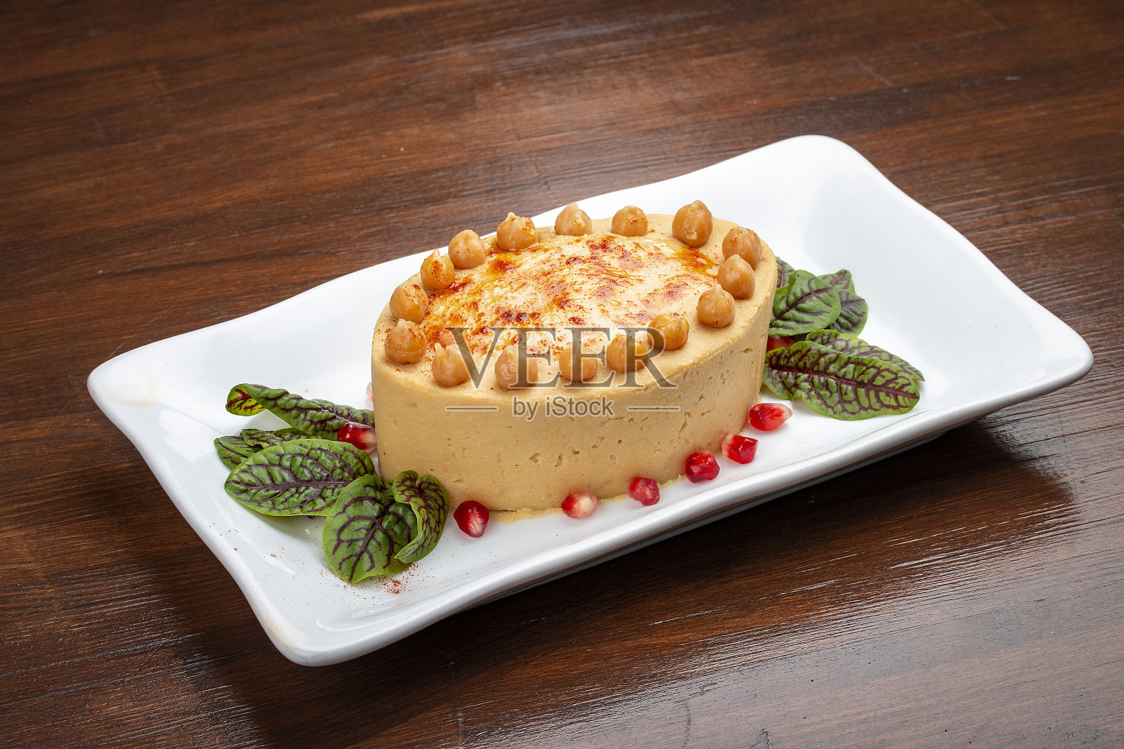 鹰嘴豆鹰嘴豆泥配烟熏辣椒粉。孤立在黑暗的背景上照片摄影图片