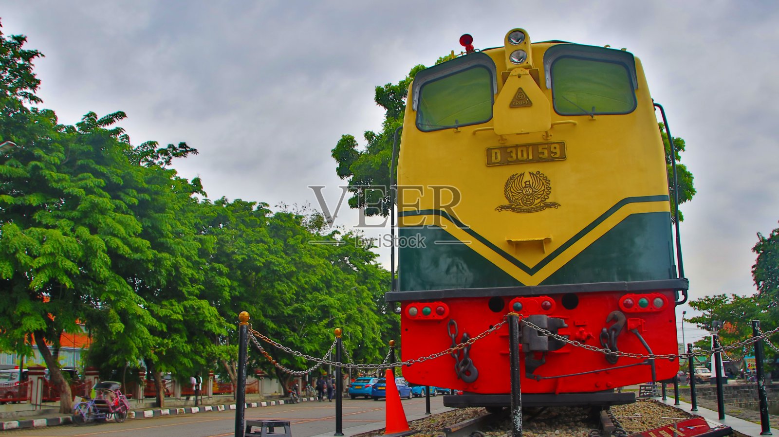 达旺火车站前的D 301 59机车纪念碑照片摄影图片