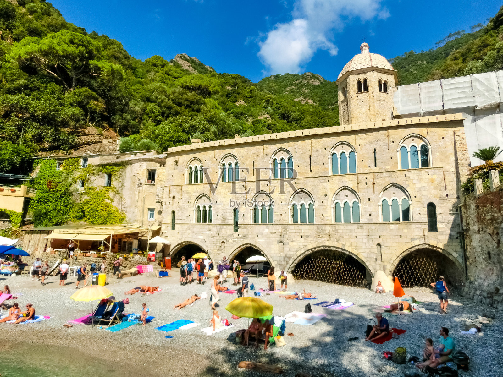 圣弗鲁托索修道院附近海滩上的人们照片摄影图片