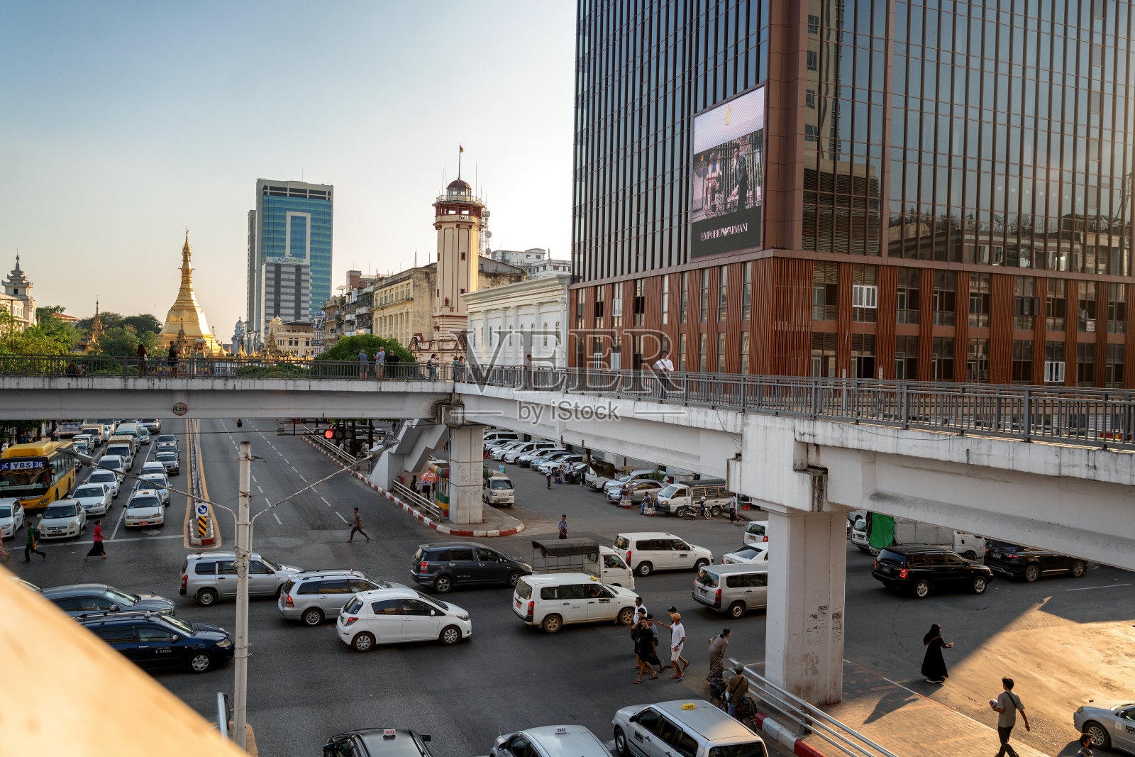 缅甸，仰光，2019年11月，市中心的街道和苏莱塔照片摄影图片