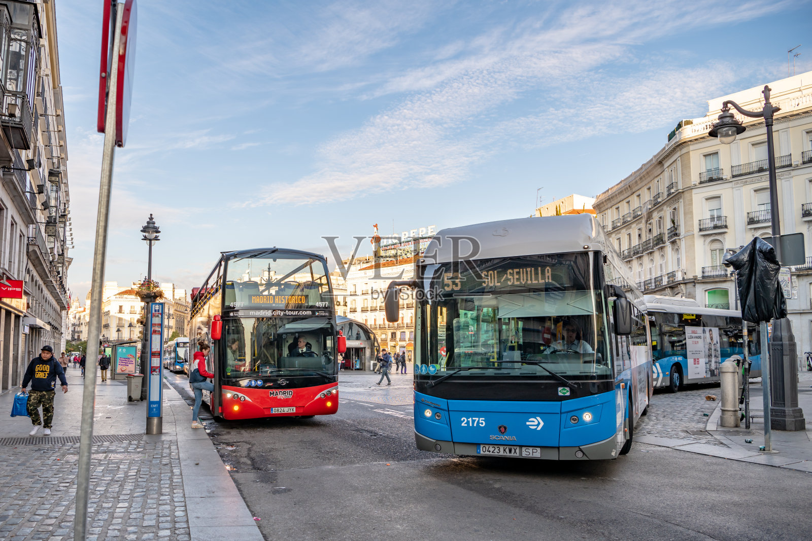 公共汽车在马德里市中心繁忙的太阳广场经过照片摄影图片