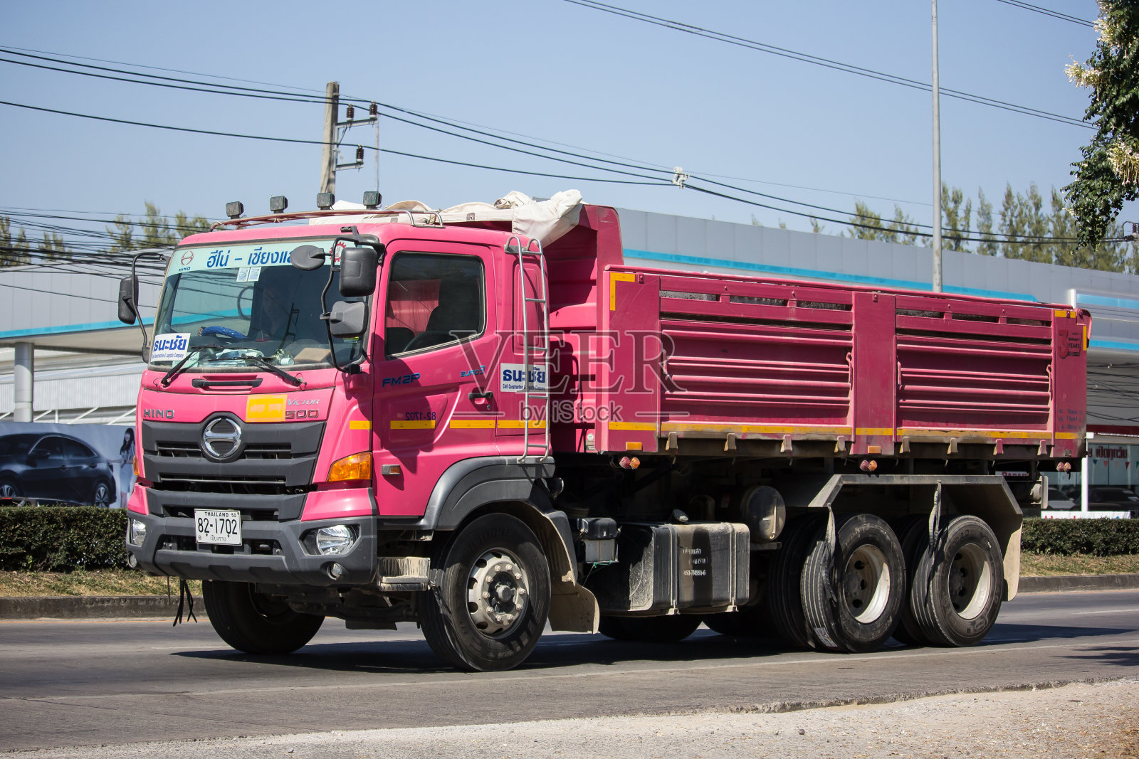 Thanachai公司的自卸车。照片摄影图片