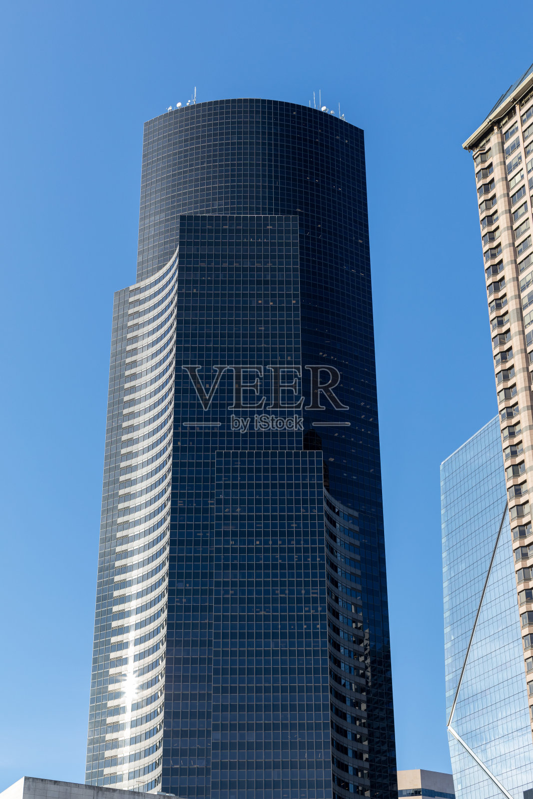 从高速公路上俯瞰金融区的西雅图摩天大楼照片摄影图片