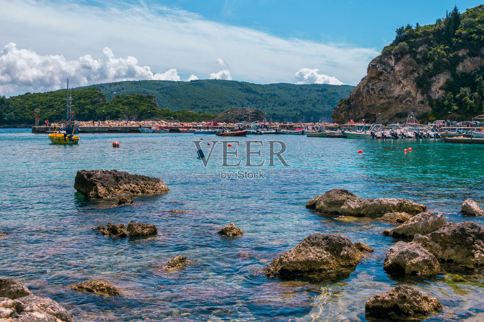 希腊科孚岛美丽的古奥卡斯特里萨海港照片摄影图片