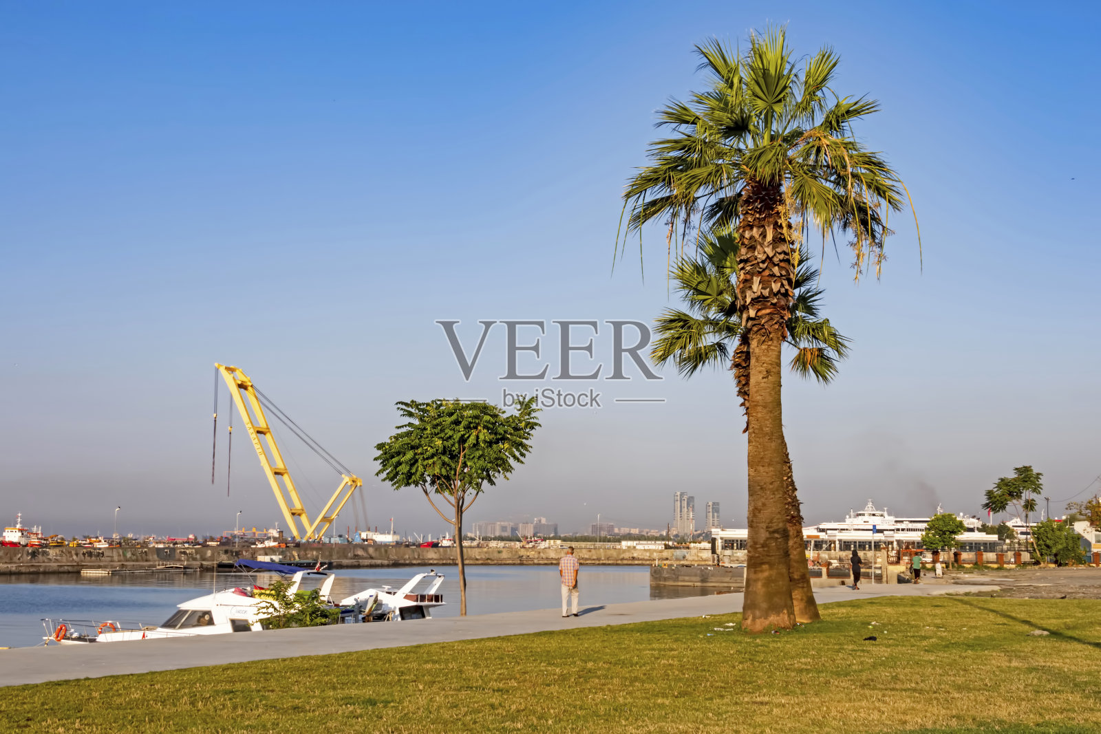 2019年伊斯坦布尔,kumkapi turkey-july 31日。从kumkapi海岸和渔船的海景。照片摄影图片