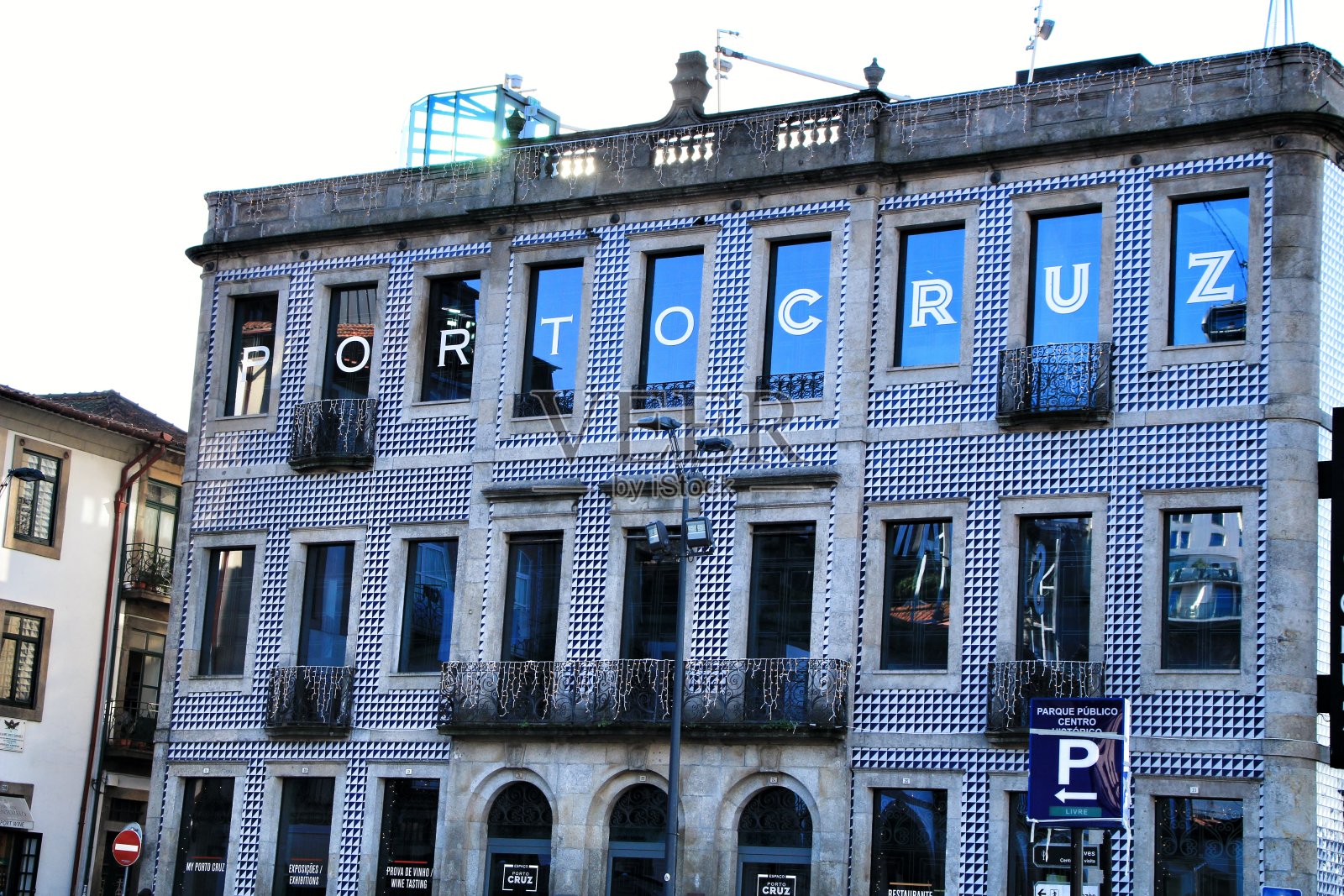 盖亚新城(Vila Nova de Gaia)的葡萄酒酒窖的老立面照片摄影图片