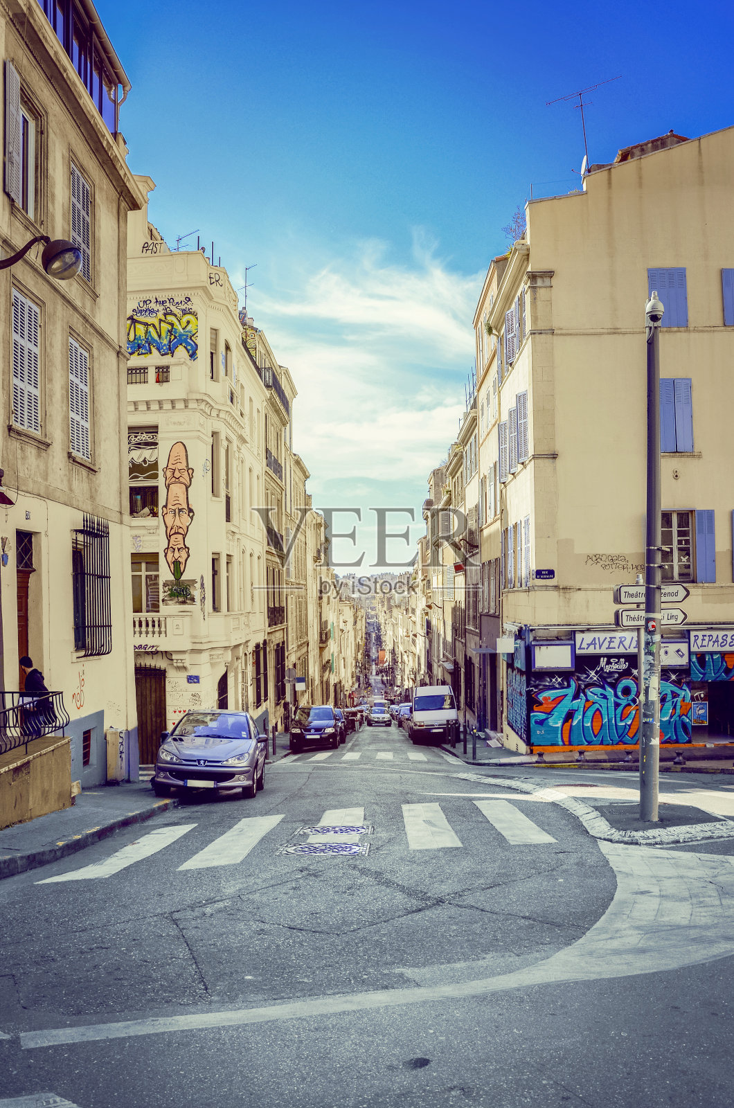 马赛有老建筑的街道照片摄影图片