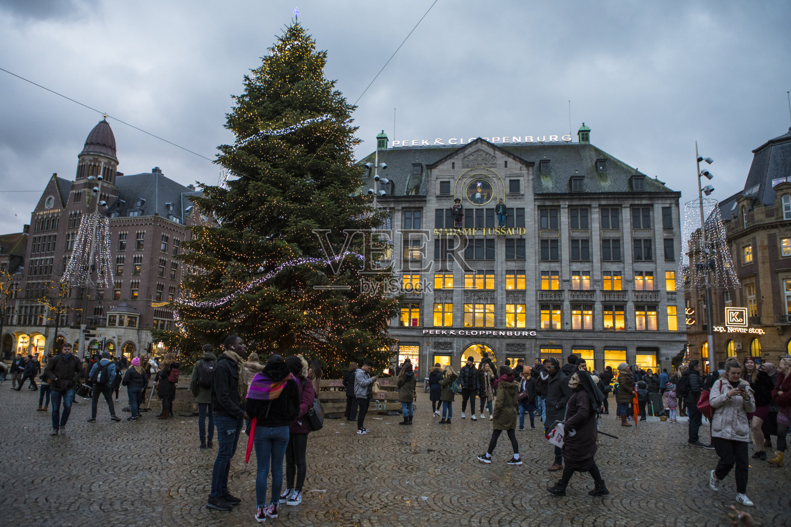 阿姆斯特丹水坝广场的圣诞树照片摄影图片