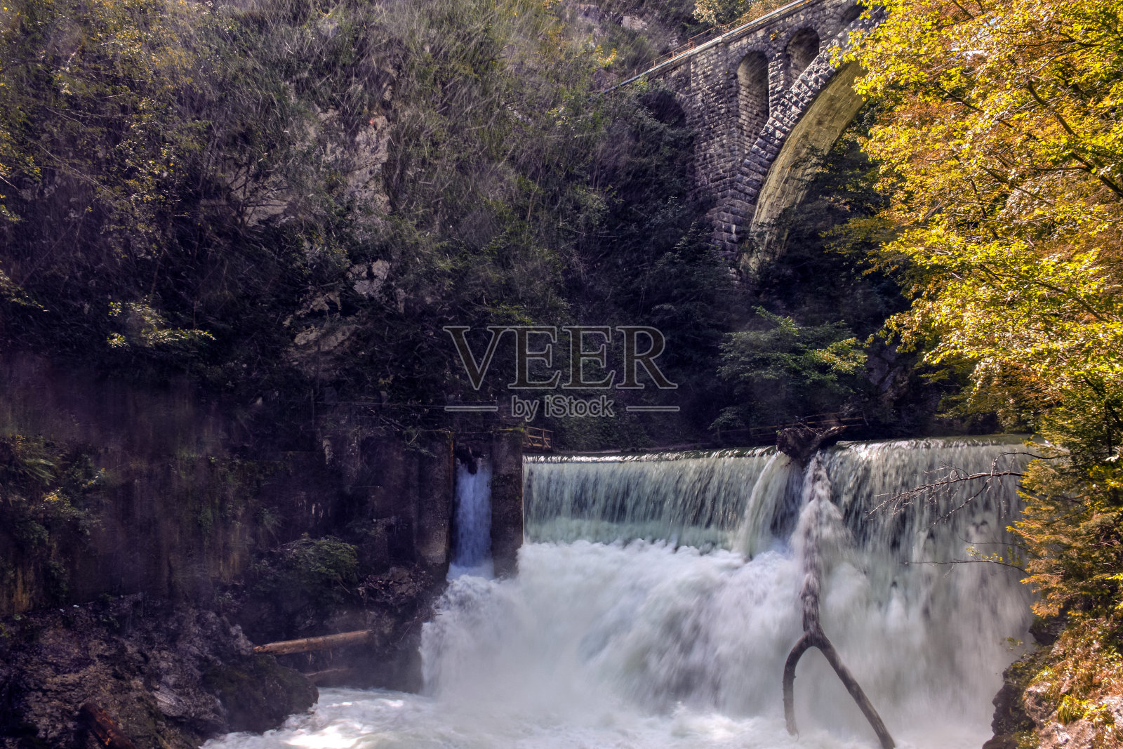 瀑布在Bohinj铁路桥下的秋天- Vintgar峡谷，斯洛文尼亚照片摄影图片