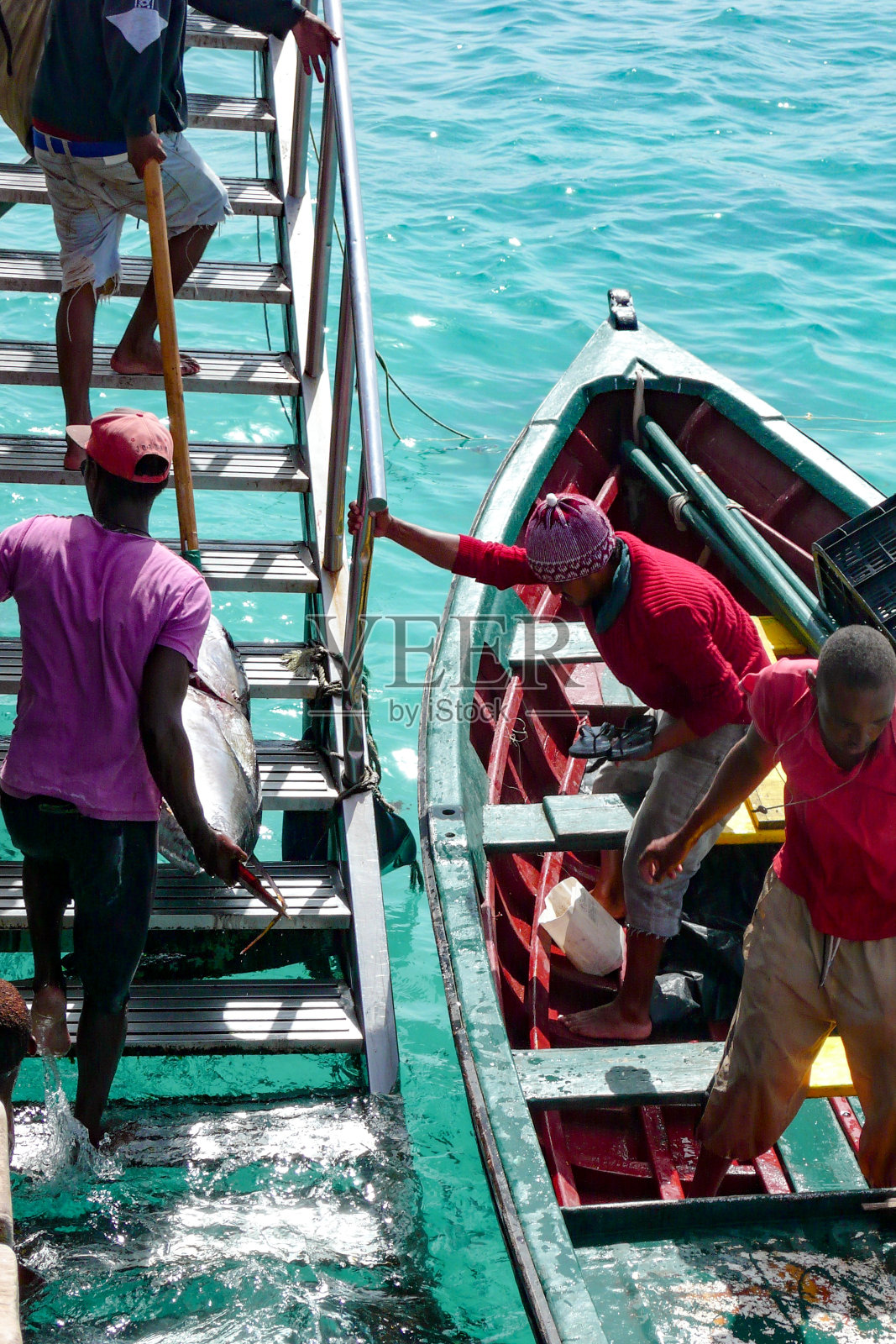 非洲渔民带着捕获的新鲜金枪鱼返回萨尔佛得角岛的港口照片摄影图片