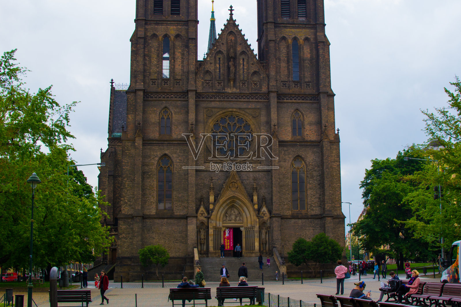 捷克共和国布拉格和平广场的圣路德米拉教堂正面(Kostel svatÃ©Ludmily) (nÃ±mÄstÃ - MÃ-ru)照片摄影图片