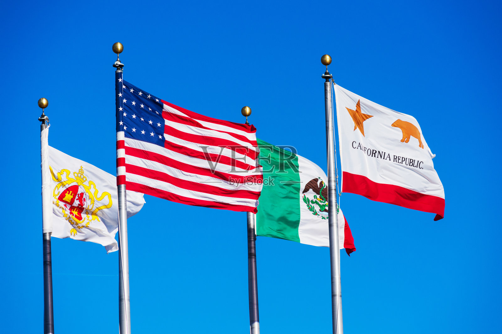 四面历史旗帜在西蒙诺广场中转站飘扬。西班牙、阿根廷、墨西哥或美国在蒙特雷有管辖权照片摄影图片