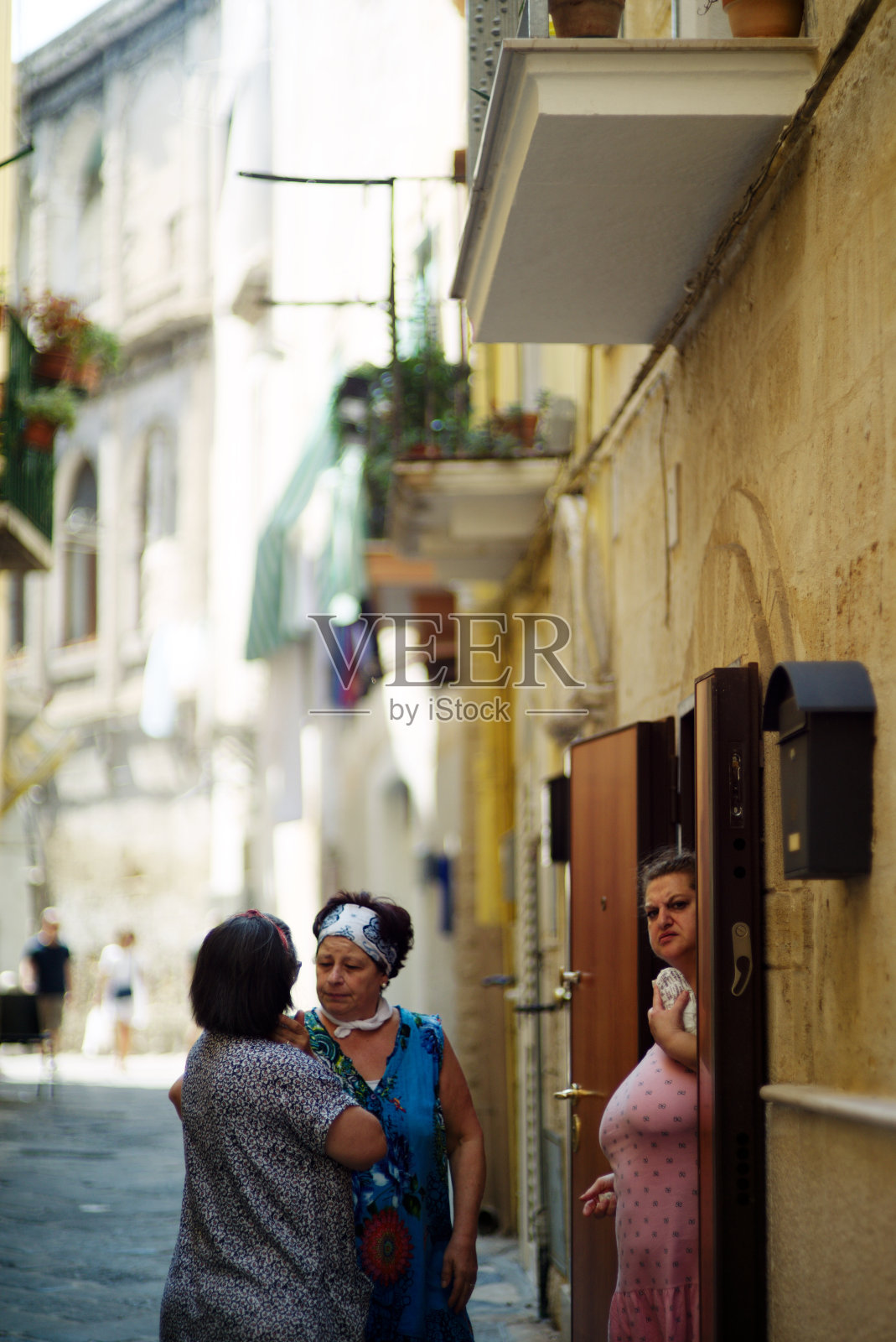 巴里旧城区的女人。照片摄影图片