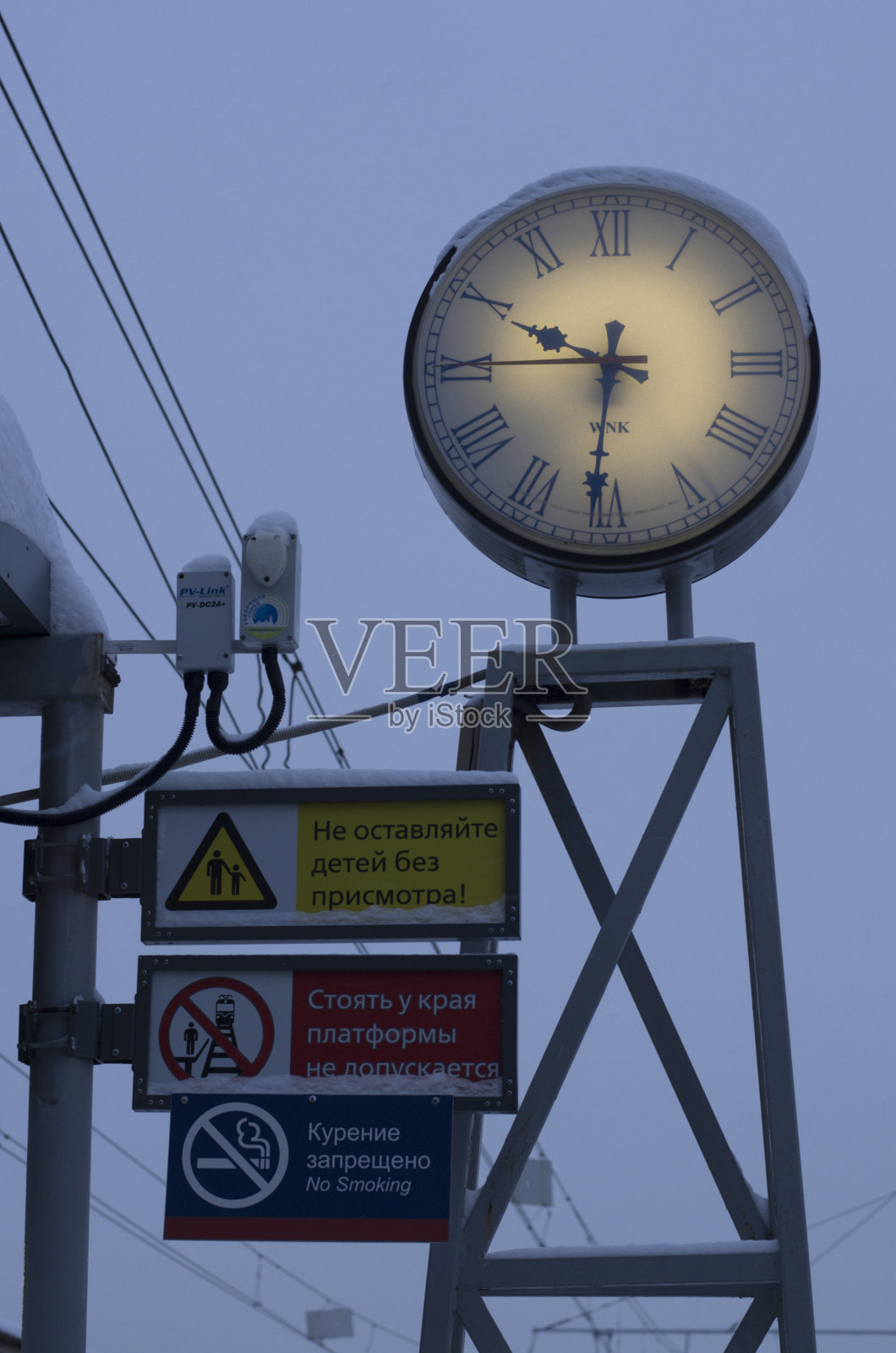 带有罗马数字和信息符号的夜光钟照片摄影图片