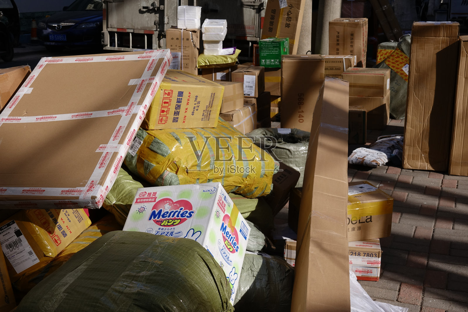 许多包堆叠在一个快速网络照片摄影图片