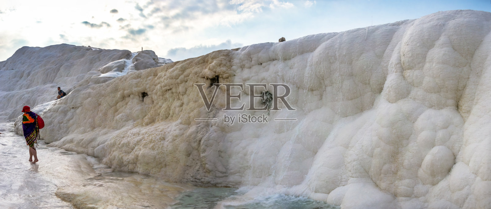 在土耳其，人们正在攀登Pamukkale山照片摄影图片