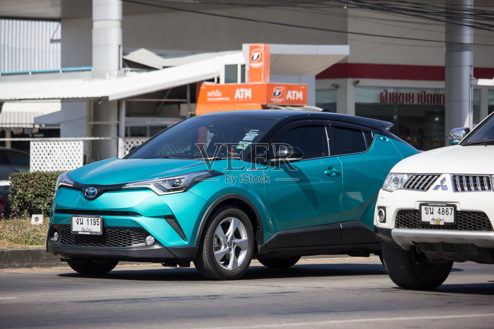 丰田CHR微型车跨界SUV混合动力车。照片摄影图片