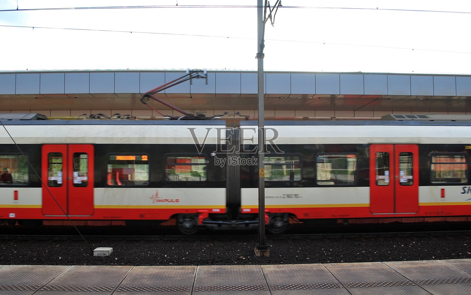 华沙“主打。从郊区的铁路可以看到华沙。火车在站台上。照片摄影图片