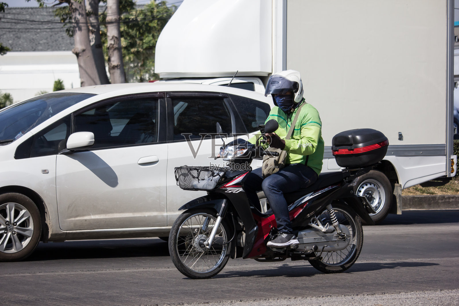 Grab Food送货服务员骑摩托车照片摄影图片