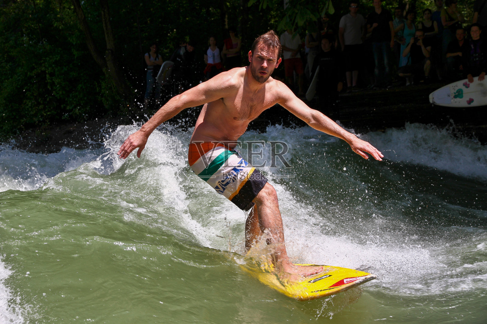 在德国慕尼黑冰溪的城市河流中冲浪者照片摄影图片